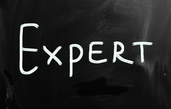 The word "Expert" handwritten with white chalk on a blackboard — Stock Photo, Image