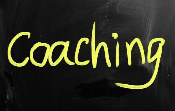 "Coaching "handgeschreven met wit krijt op een Blackboard — Stockfoto