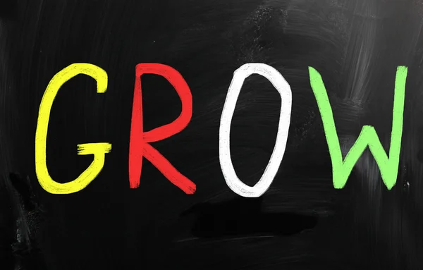 "Grow "ręcznie z białą kredą na tablicy — Zdjęcie stockowe