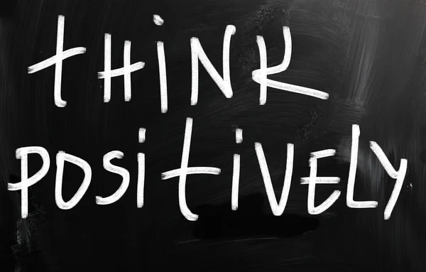 "Think Positively "scritto a mano con gesso bianco su lavagna — Foto Stock