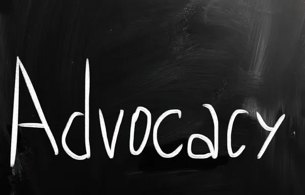 Le mot "Advocacy" écrit à la main avec de la craie blanche sur un tableau noir — Photo