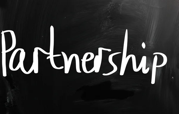 Das Wort "Partnerschaft", handgeschrieben mit weißer Kreide auf einer Tafel — Stockfoto