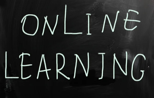 "Pelajari online "tulisan tangan dengan kapur putih di papan tulis — Stok Foto