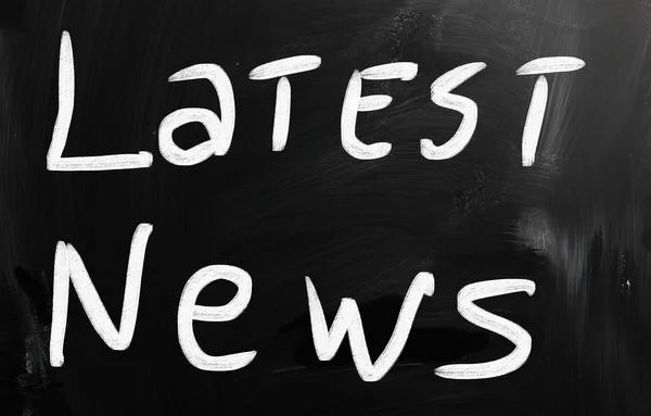 "Breaking news" handwritten with white chalk on a blackboard — Stock Photo, Image