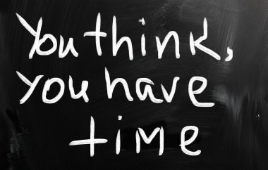 el yazısıyla yazılmış bir yazı tahtası Beyaz tebeşir ile iş fikirleri