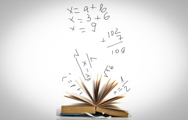 Beyaz arkaplanda izole edilmiş kitabı aç