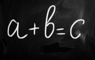 bir kara tahta üzerinde beyaz tebeşir ile el yazısı metin