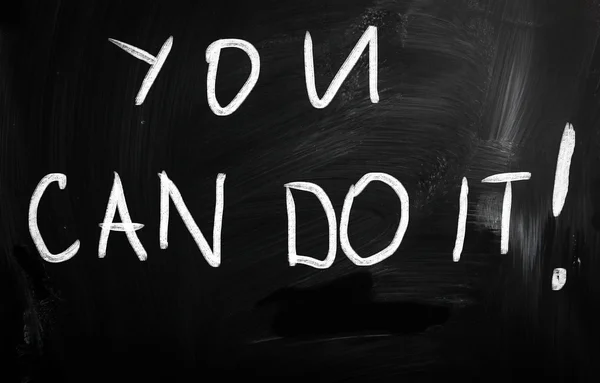 "Usted puede hacerlo "escrito a mano con tiza blanca en una pizarra —  Fotos de Stock