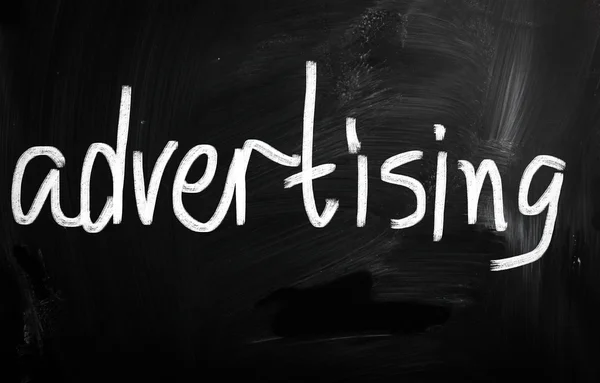 Słowo "reklama" ręcznie z białą kredą na blackbo — Zdjęcie stockowe