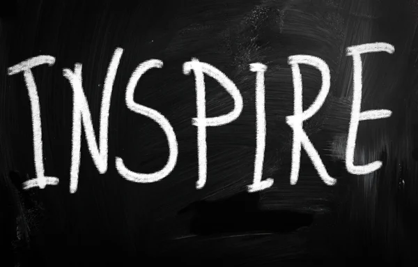 "INSPIRE "kézzel írott, fehér kréta egy táblára — Stock Fotó