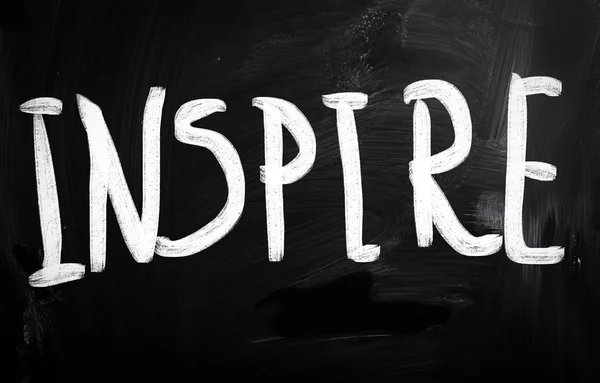 "INSPIRE "vlastnoručně" napsaná bílou křídou na tabuli — Stock fotografie