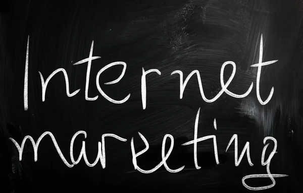 "Marketing internetowy "odręczne z białą kredą na blackboar — Zdjęcie stockowe