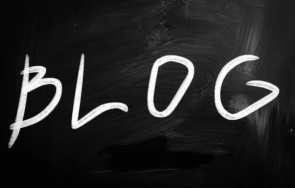 "Blog "scritto a mano con gesso bianco su lavagna — Foto Stock