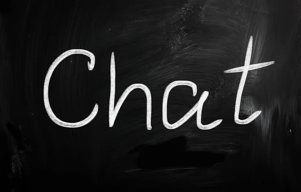 Ordet "chat" handskrivna med vit krita på en svart tavla — Stockfoto