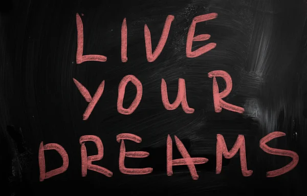 "Maak uw dromen waar "handgeschreven met wit krijt op een b — Stockfoto
