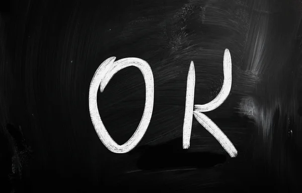 "OK "scritto a mano con gesso bianco su lavagna — Foto Stock