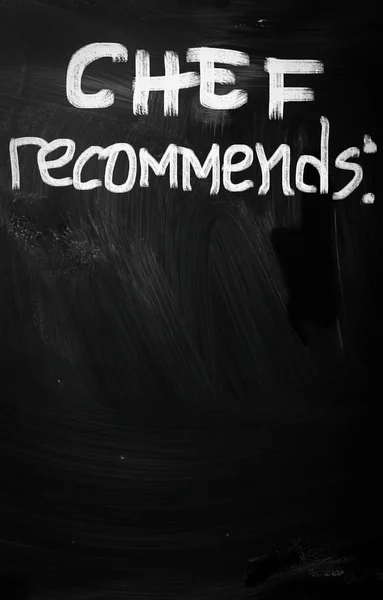 "Chef recommends" handwritten with white chalk on a blackboard — Stock Photo, Image