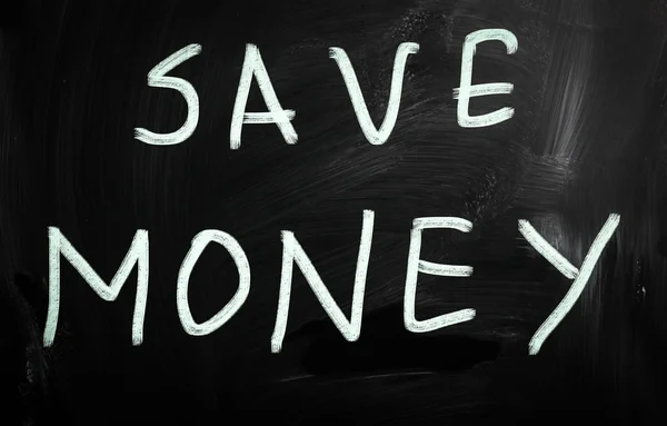 "Économisez de l'argent "écrit à la main avec de la craie blanche sur un tableau noir — Photo