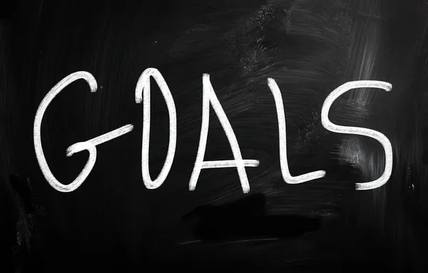 "Goals" handwritten with white chalk on a blackboard — Stock Photo, Image
