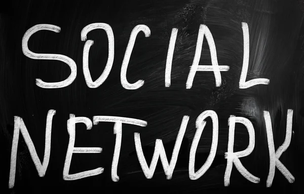 The word "Social network" handwritten with white chalk on a blac — Stock Photo, Image