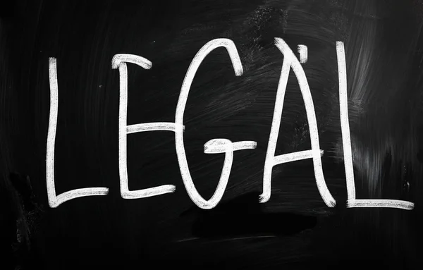 La palabra "Legal" escrita a mano con tiza blanca en una pizarra —  Fotos de Stock