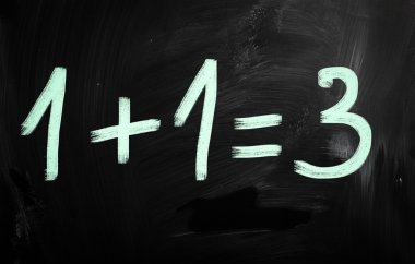 bir kara tahta üzerinde beyaz tebeşir ile el yazısı metin