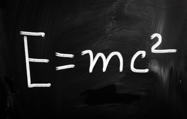 bir kara tahta üzerinde beyaz tebeşir ile el yazısı metin