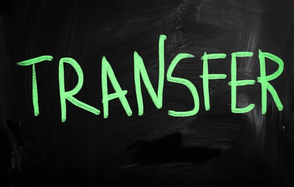 "Transfer "handgeschreven met wit krijt op een Blackboard — Stockfoto