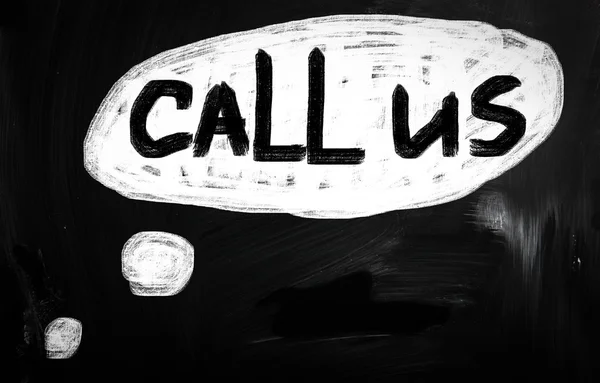 "우리에게 전화" 칠판에 흰색 분필로 손으로 쓴 — 스톡 사진