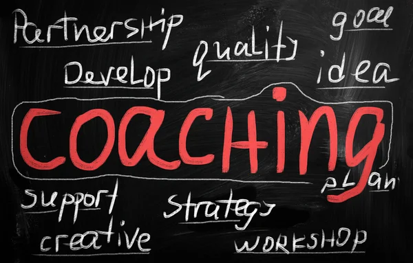 "Coaching" handwritten with white chalk on a blackboard — Stock Photo, Image