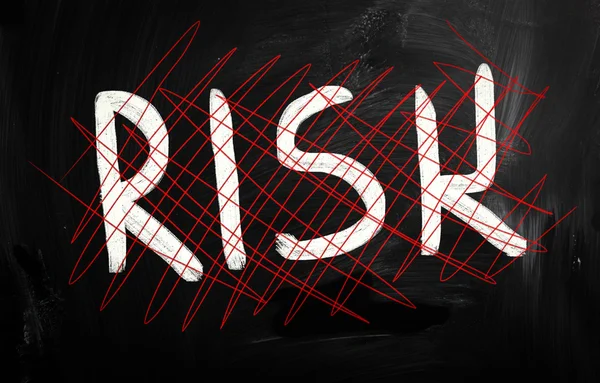 "Risico "handgeschreven met wit krijt op een Blackboard — Stockfoto