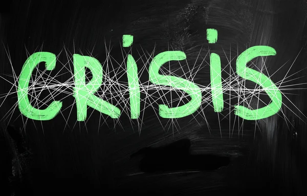 "Crisis "escrito a mano con tiza blanca en una pizarra — Foto de Stock