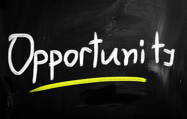 "opportuniteit "handgeschreven met wit krijt op een Blackboard — Stockfoto