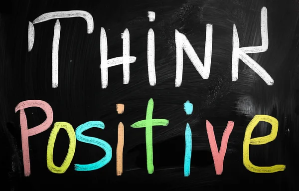 "Myśl pozytywna "ręcznie z białą kredą na tablicy — Zdjęcie stockowe