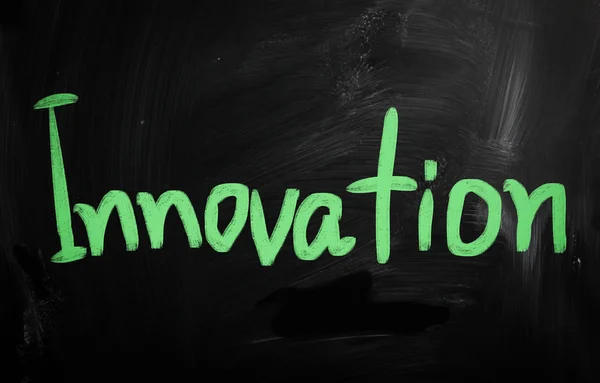 "Innovation "handskriven med vit krita på en svart tavla — Stockfoto
