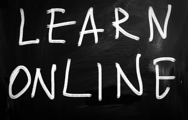 "Learn online" handwritten with white chalk on a blackboard — Stock Photo, Image