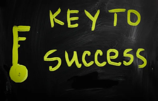 "La clave del éxito "escrito a mano con tiza blanca en una pizarra — Foto de Stock