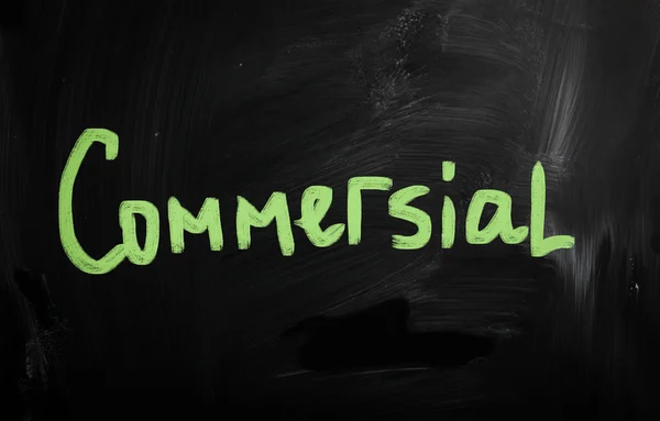 "Commercial "handgeschreven met wit krijt op een Blackboard — Stockfoto