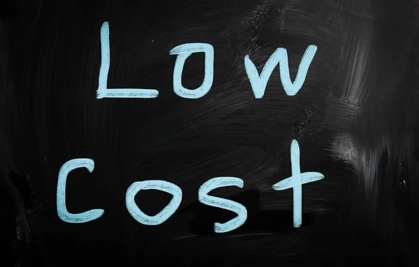 "Lage kosten "handgeschreven met wit krijt op een Blackboard — Stockfoto