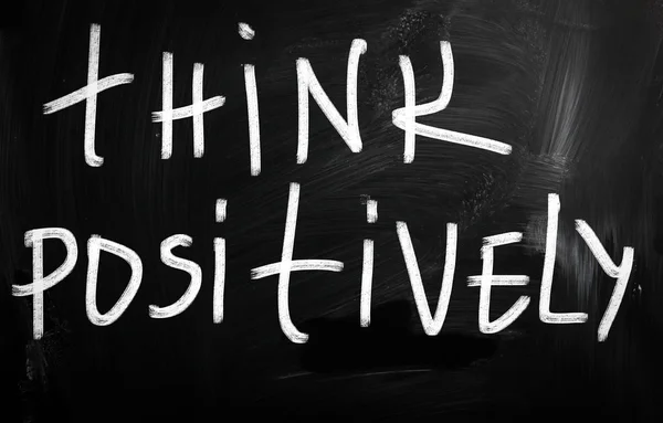 "Think Positively "scritto a mano con gesso bianco su lavagna — Foto Stock