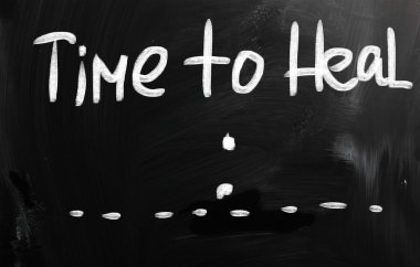 bir kara tahta üzerinde tebeşir ile el yazısıyla sağlık kavramı