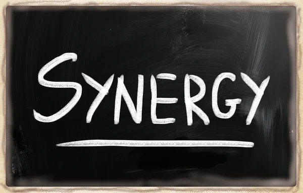 The word "Synergy" handwritten with white chalk on a blackboard — Stock Photo, Image