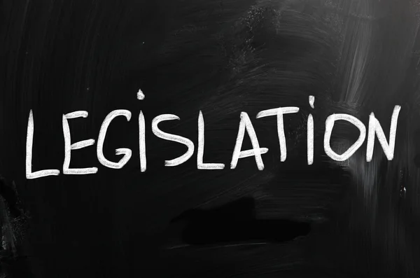 "Lagstiftning "handskriven med vit krita på en svart tavla — Stockfoto