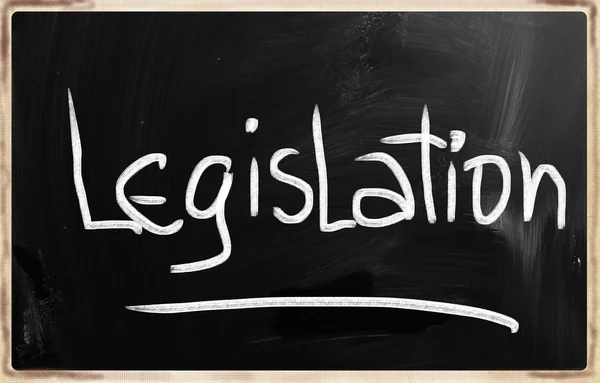"Lagstiftning "handskriven med vit krita på en svart tavla — Stockfoto