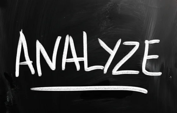 "Analyze"handgeschreven met wit krijt op een bord — Stockfoto