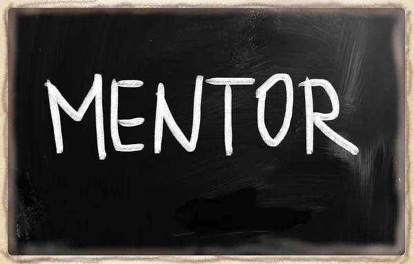 "Mentor "handgeschreven met wit krijt op een Blackboard — Stockfoto