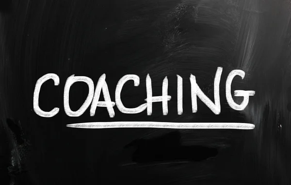 "Coaching "odręczne z kredą na tablicy — Zdjęcie stockowe