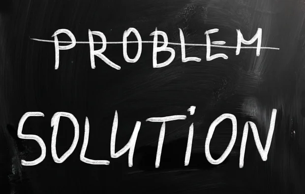 "问题解决方案"在黑板上用白色粉笔手写 — 图库照片#