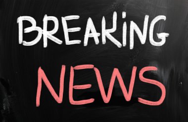 bir kara tahta üzerinde tebeşir ile el yazısıyla yazılmış Haberler