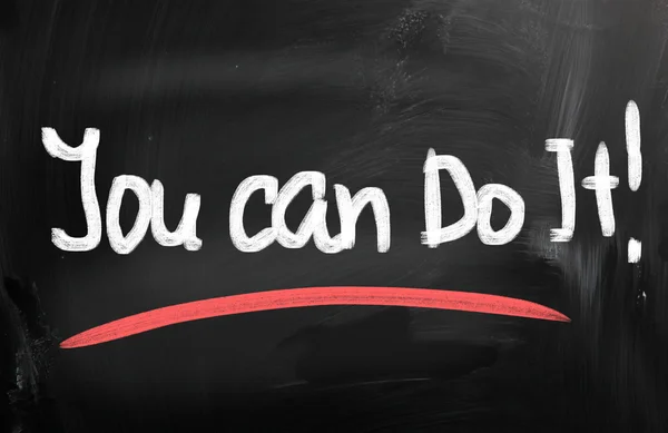 "Můžete to udělat "vlastnoručně psaný bílou křídou na tabuli — Stock fotografie